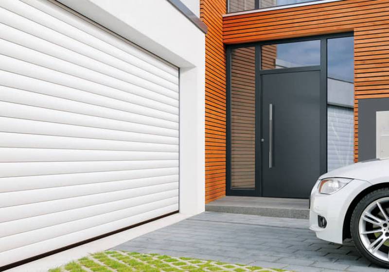 Installation de porte de garage enroulable sur mesure à Nice dans les Alpes-Maritimes.